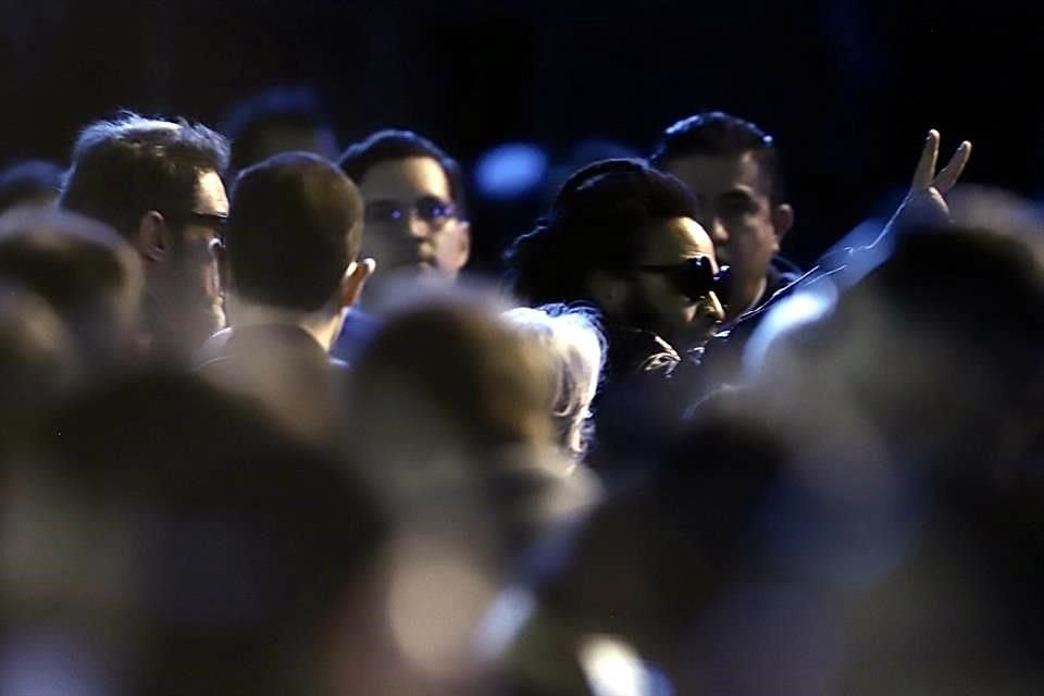 Kravitz saludó de lejos a los fans que lo reconocieron entre las primeras filas del concierto.
