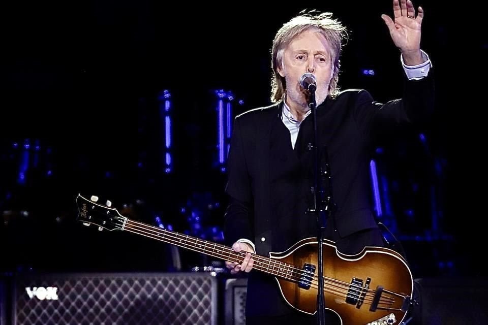 McCartney salió al escenario con su emblemática guitarra clásica.