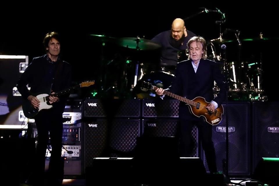 La banda de McCartney también dio todo sobre el escenario.