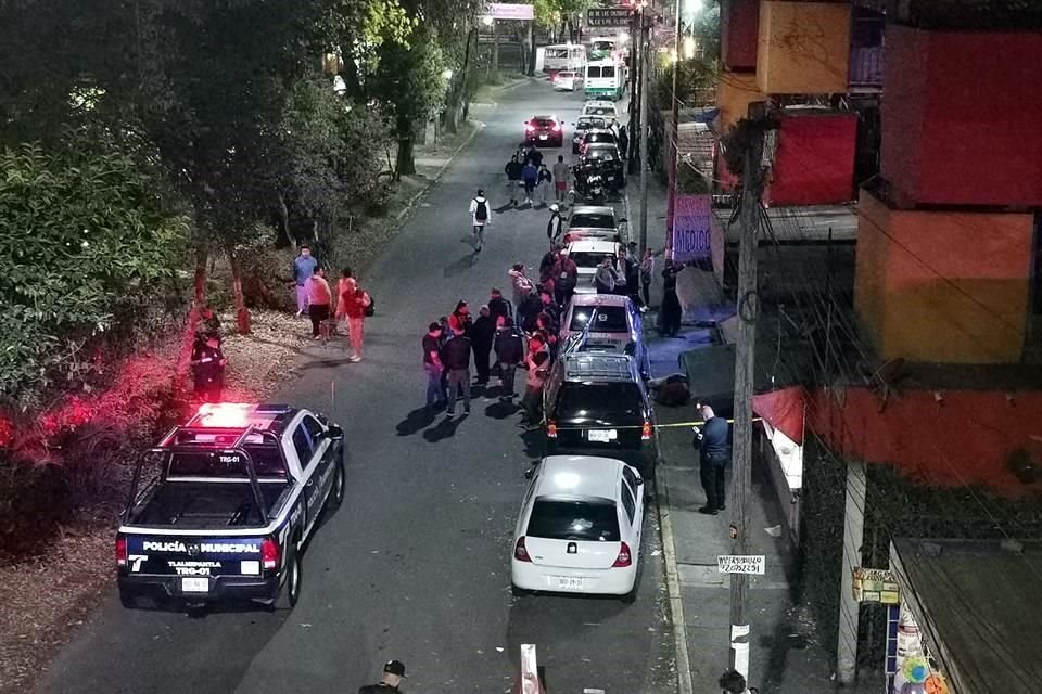 Familiares del sujeto fallecido llegaron al lugar para identificarlo.