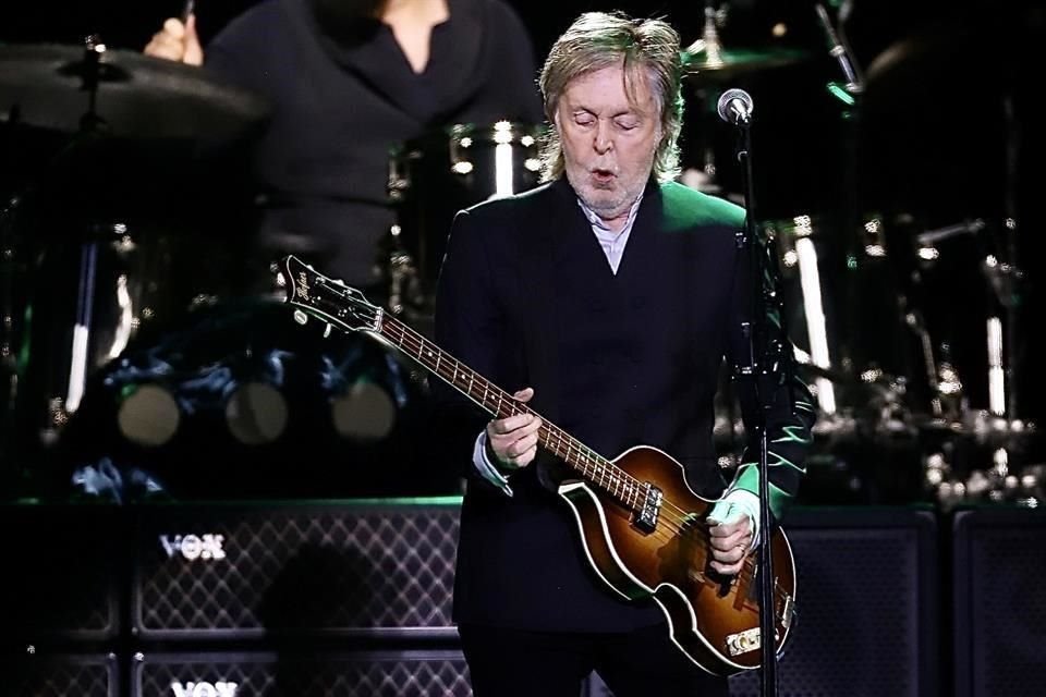 Fascina Paul McCartney a 60 mil fans que, totalmente entregados, llenan el Foro Sol de la CDMX para ver al ex Beatle.