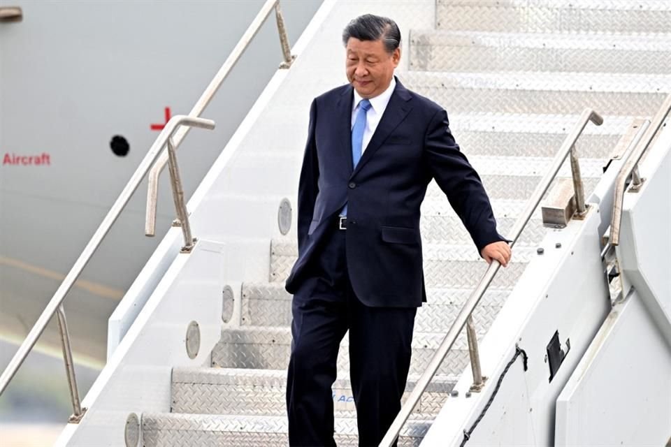 El Presidente de China, Xi Jinping, baja de un avión en el Aeropuerto Internacional de San Francisco el 14 de noviembre del 2023.