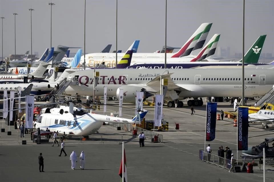 Personas conociendo los aviones presentados en el día inaugural del Salón Aeronáutico de Dubai.