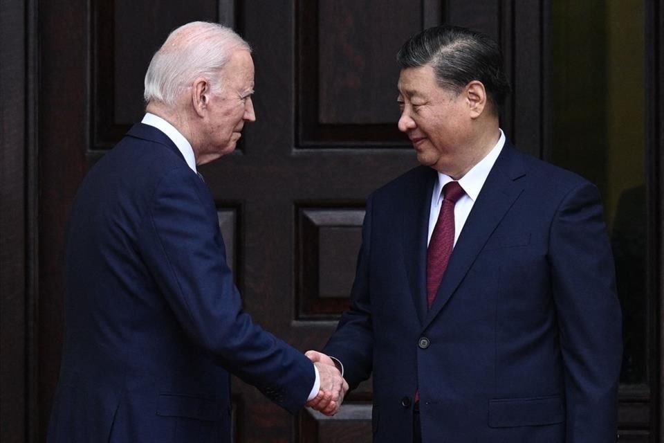 El Presidente Joe Biden estrecha la mano de su homólogo Xi Jinping antes de una reunión en la APEC, en California, el 15 de noviembre.