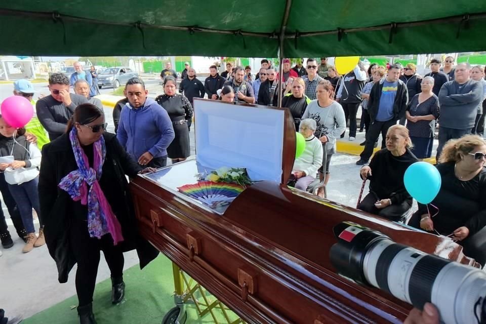 El féretro abierto y un abanico con los colores del arcoíris sobre el cristal eran el punto donde sus hermanos, primos y padres le decían al Magistrade que en un futuro se reencontrarían.