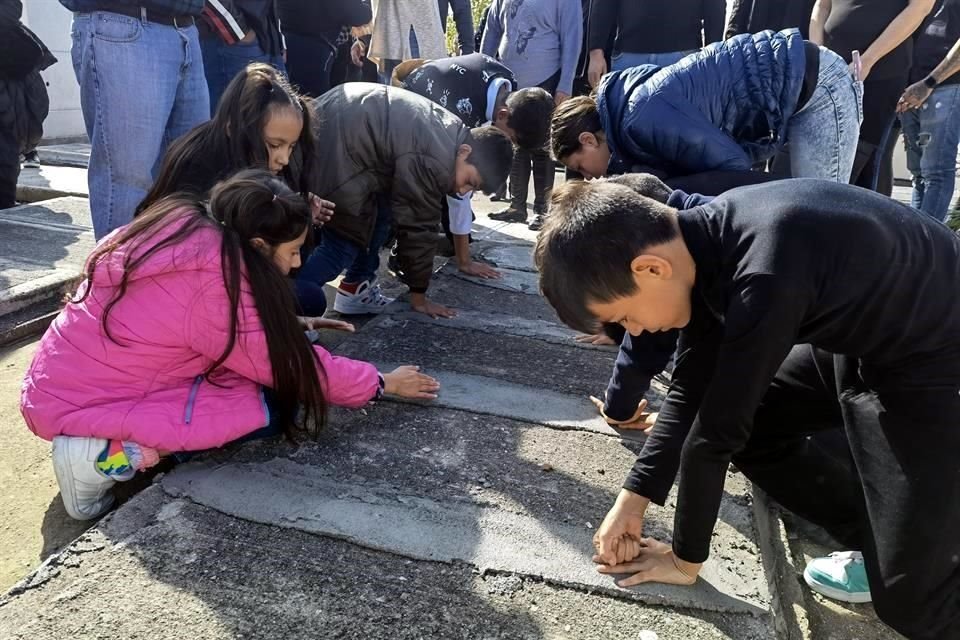 Los niños de la familia Baena Saucedo marcaron sus manos en el cemento fresco de la tumba de Jesús Ociel Baena Saucedo.