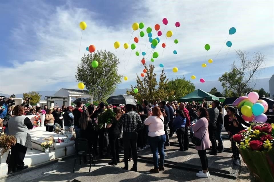 Con globos de colores hacia el cielo, los familiares y amigos despidieron a Jesús Ociel en su sepelio.