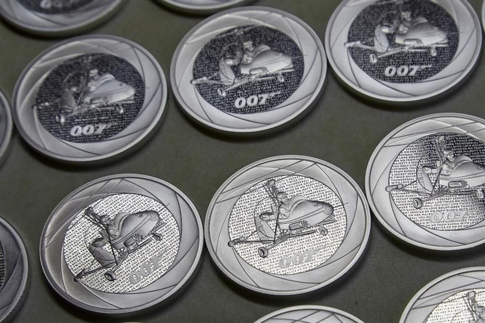 Para coleccionistas e inversionistas,  la empresa Royal Mint lanzó una serie de monedas con la imagen de James Bond para conmemorar su 60 aniversario.