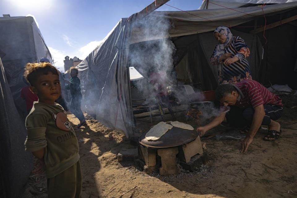 Palestinos desplazados por los bombardeos israelíes en un campamento montado por el Programa de la ONU para el Desarrollo, en Jan Yunis, Franja de Gaza.