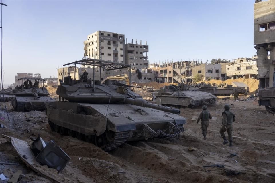 Tropas israelíes junto a un edificio destruido durante una operación terrestre en la Franja de Gaza, el 8 de noviembre.