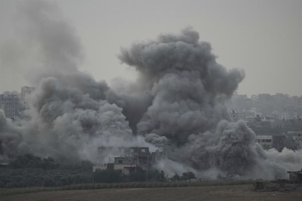 Humo se alza tras un ataque aéreo de Israel en la Franja de Gaza, el 12 de noviembre.