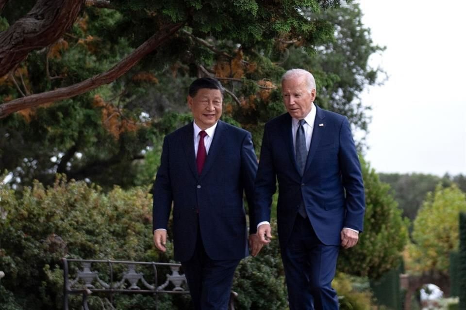 El Presidente Joe Biden camina junto a su homólogo chino Xi Jinping en Woodside, California.