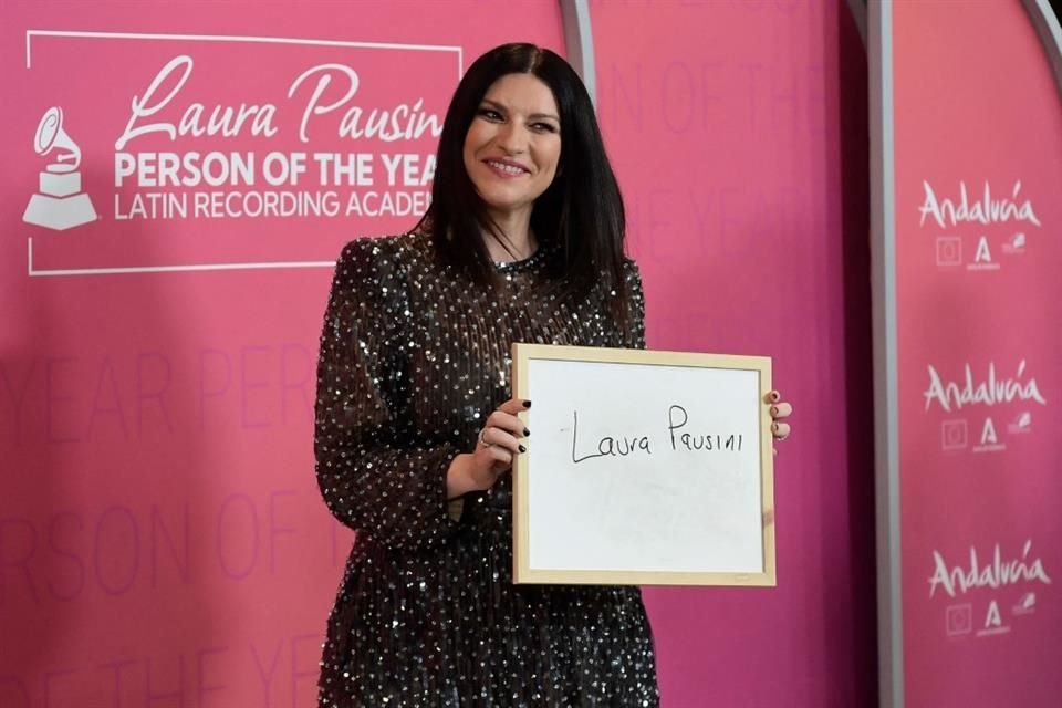 Laura Pausini recibió el premio especial de Persona del Año durante una fiesta musical que reunió talento latino e internacional.