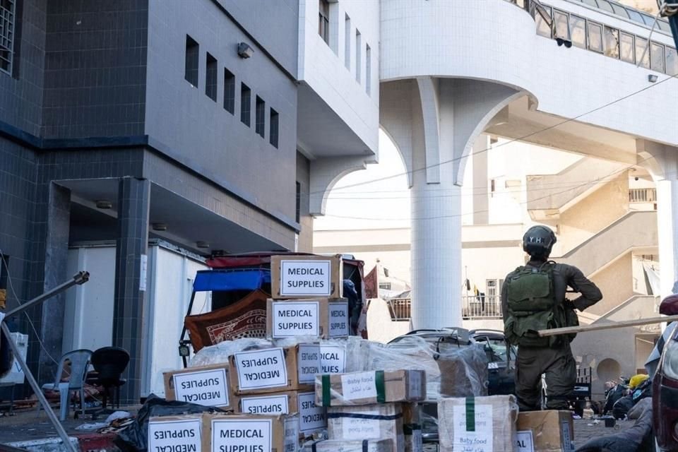 Un soldado de pie junto a cajas de suministros que de acuerdo con el Ejército israelí fueron entregados al hospital Al Shifa.