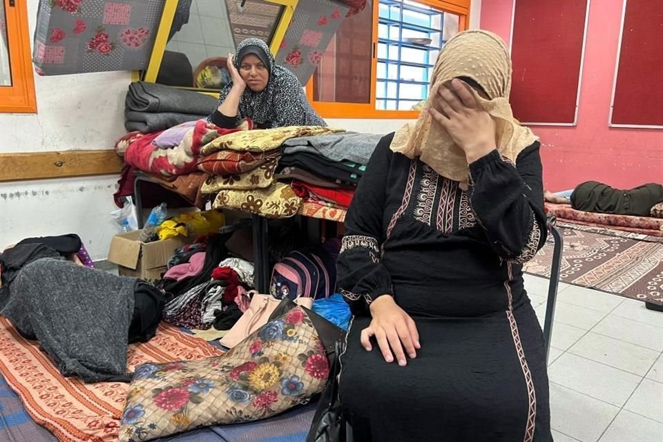 Una mujer con ocho meses de embarazo cubre su rostro mientras se encuentra en un centro para refugiados en Rafah, en el sur de la Franja de Gaza.