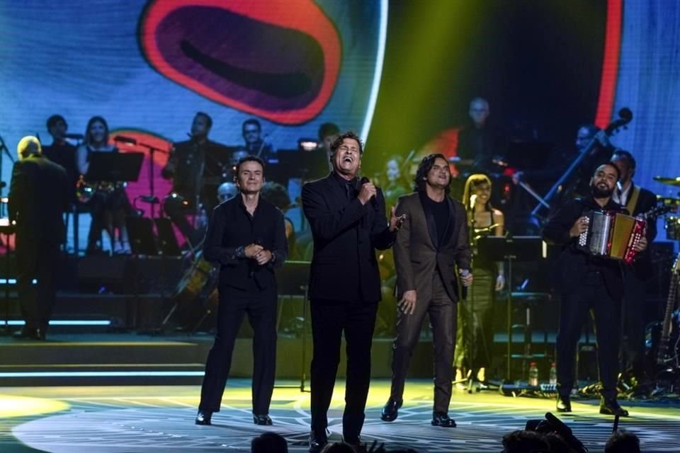 Fonseca, Carlos Vives, y Silvestre Dangond participaron en un performance musical en la ceremonia.