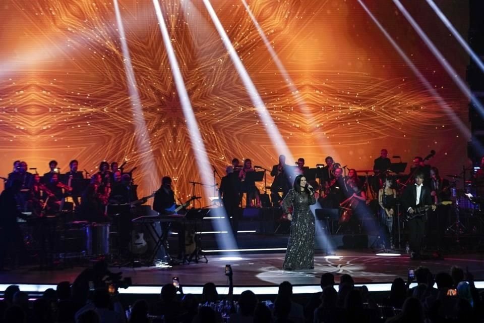 Laura Pausini deleitó con sus interpretaciones, posterior a que recibiera su galardón.