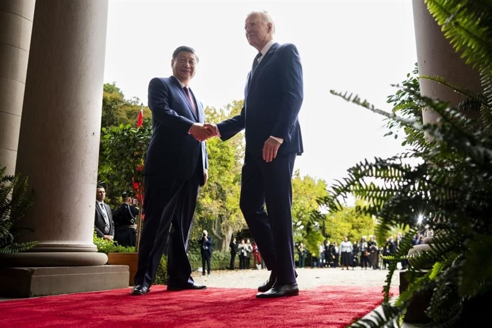 Los Presidentes de China, Xi Jinping, y de EU, Joe Biden, se estrechan la mano en la Mansión Filoli al sur de San Francisco.