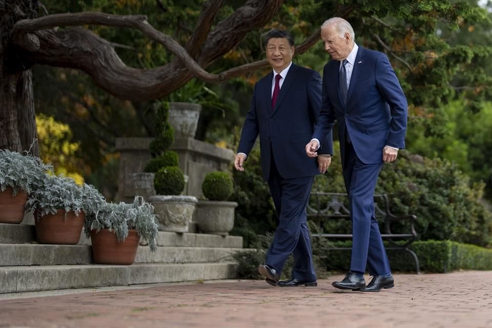 Los Presidentes de China, Xi Jinping, y de EU, Joe Biden, caminan por los jardines de la finca Filoli.