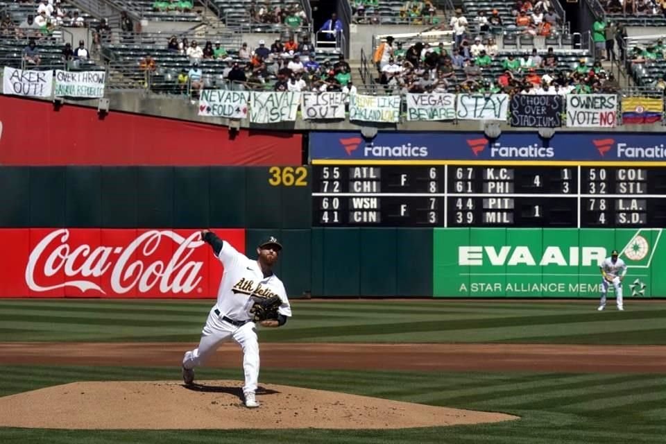 Los aficionados de Oakland se manifestaron contra la mudanza.