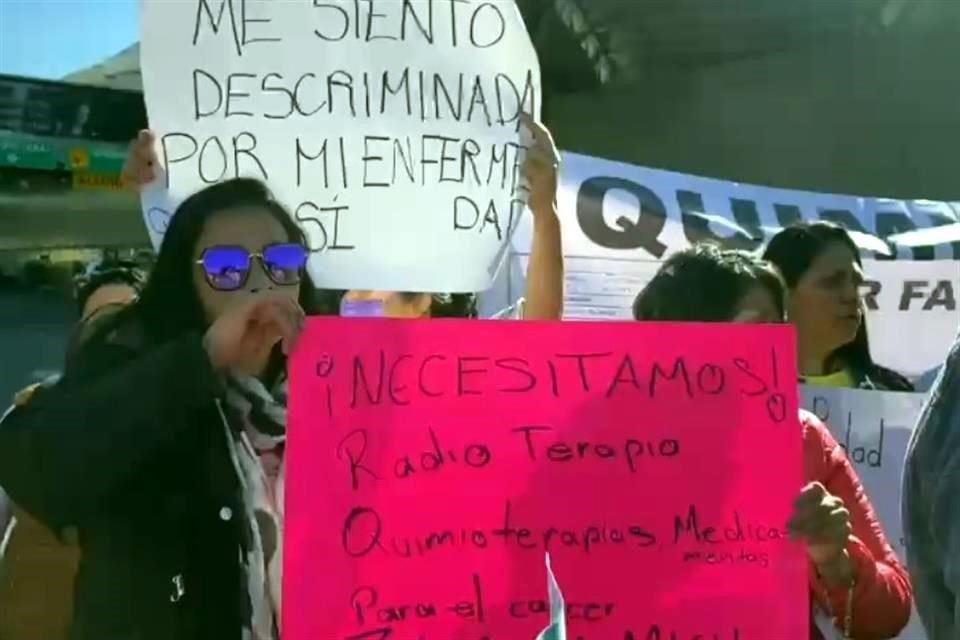 Pacientes oncológicos cierran el acceso a la Terminal 1 del AICM para acusar desabasto y exigir quimioterapias.