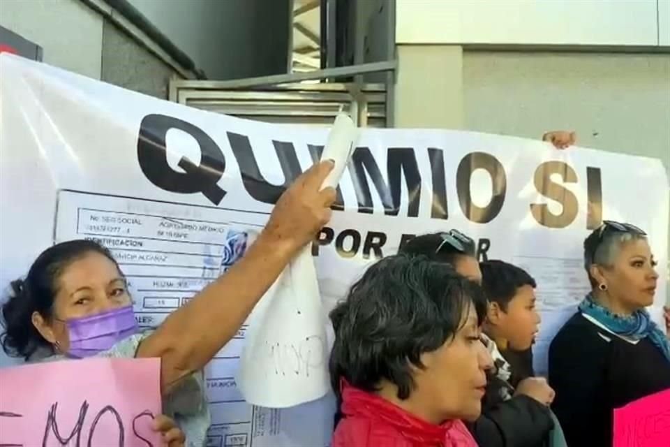 Manifestantes, en su mayoría mujeres con cáncer, cierran el acceso a la Terminal 1 del AICM para acusar desabasto y exigir quimioterapias.