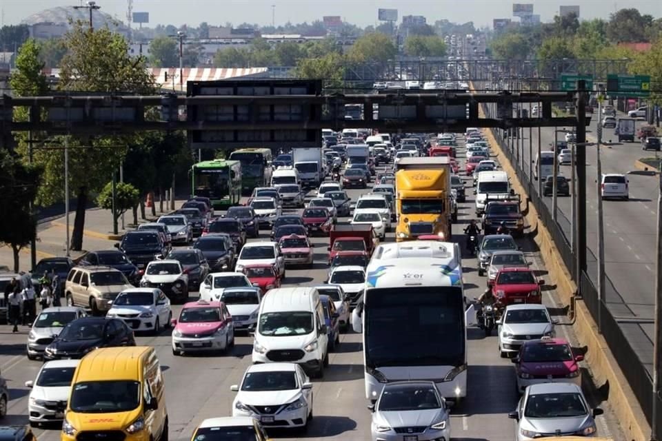 Aspecto del tráfico en Circuito Interior a la altura del AICM.