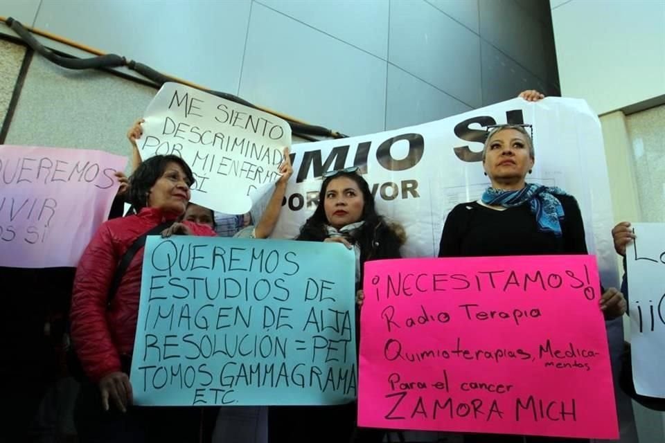 Manifestantes, en su mayoría mujeres con cáncer, cierran el acceso a la Terminal 1 del AICM para acusar desabasto y exigir quimioterapias.