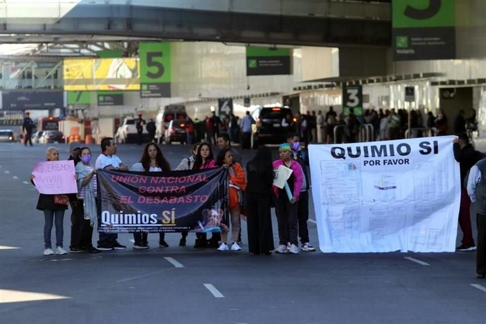 Manifestantes, en su mayoría mujeres con cáncer, cierran el acceso a la Terminal 1 del AICM para acusar desabasto y exigir quimioterapias.