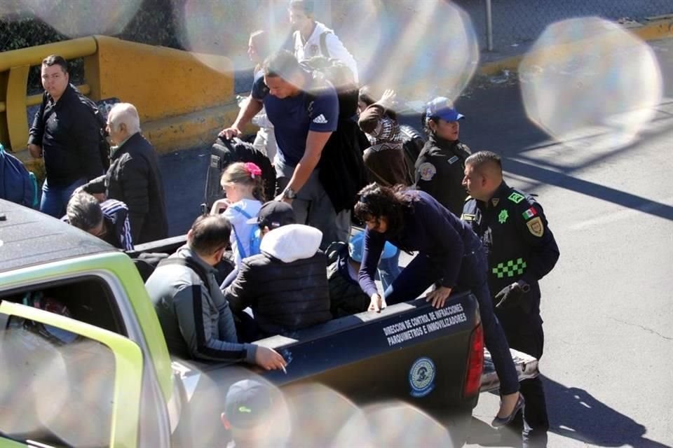 Policías ayudan a trasladar a usuarios a la Terminal aérea.