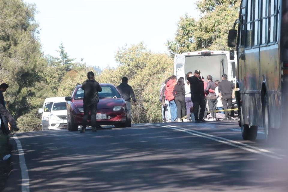 El motociclista circulaba en dirección hacia el Ajusco e invadió el carril opuesto, por lo que se estrelló de frente contra el coche.  