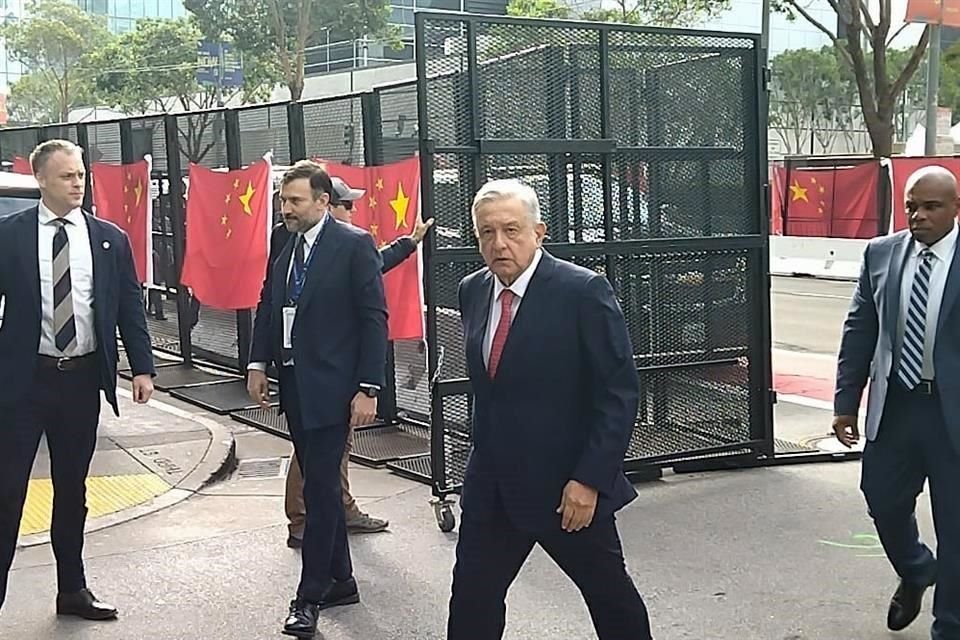 El Presidente López Obrador al llegar a la sede del encuentro.