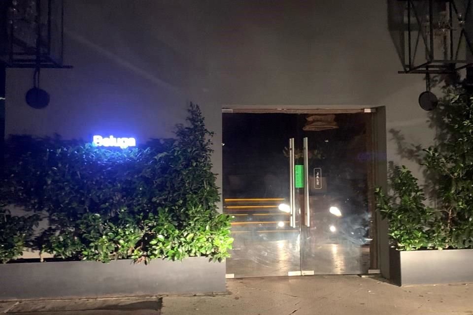 En la puerta de entrada del restaurante Beluga hay un sello de clausura.