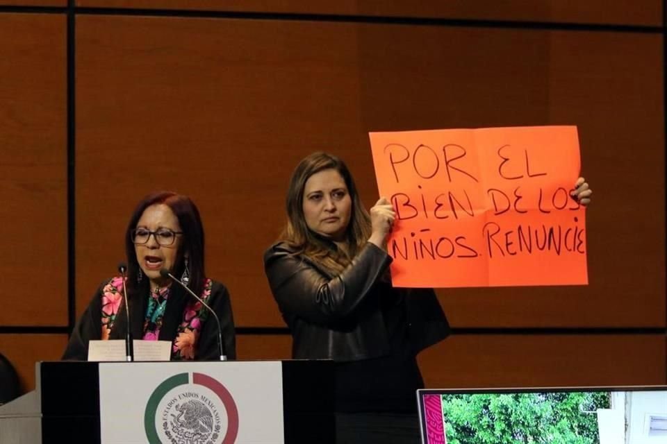 La diputada priista se puso de pie junto a la funcionaria federal durante su comparecencia. 