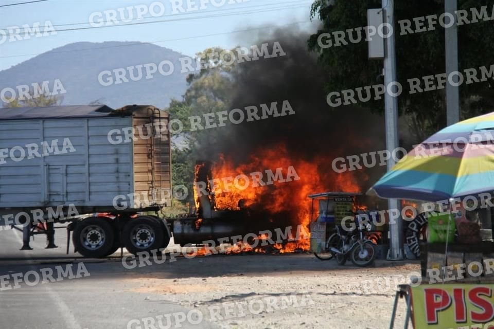 Se reportan enfrentamientos entre civiles armados y autoridades en la Carretera Santa Rosa-La Barca; hay bloqueo cerca de Atequiza.