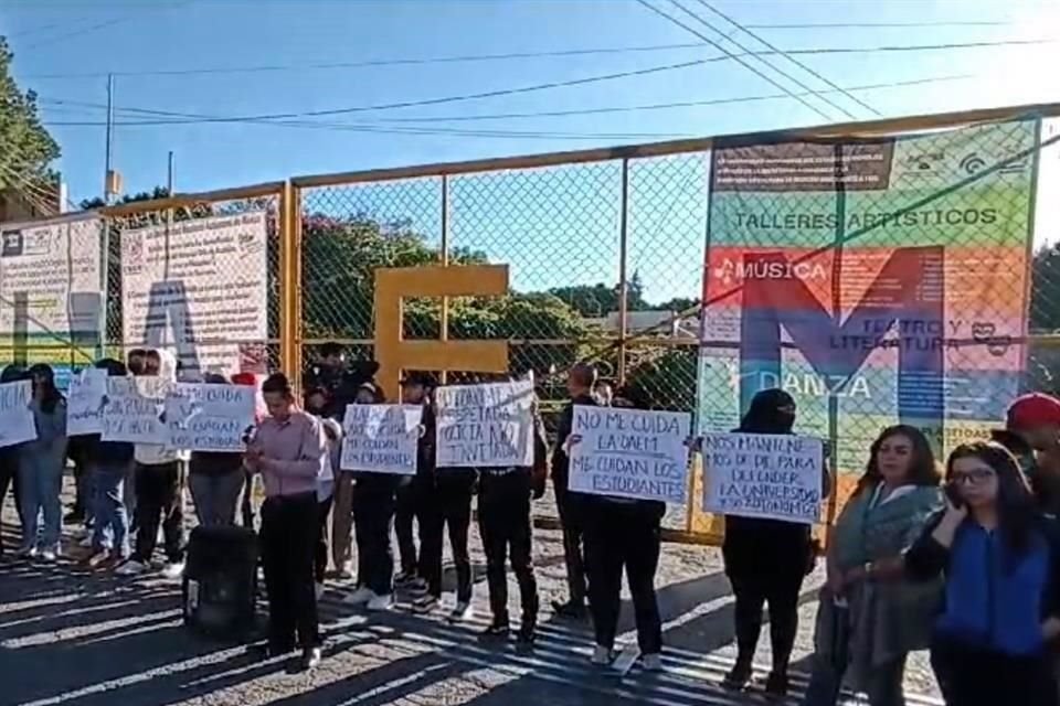 Los estudiantes arribaron alrededor de las 8:00 horas para organizar el bloqueo.