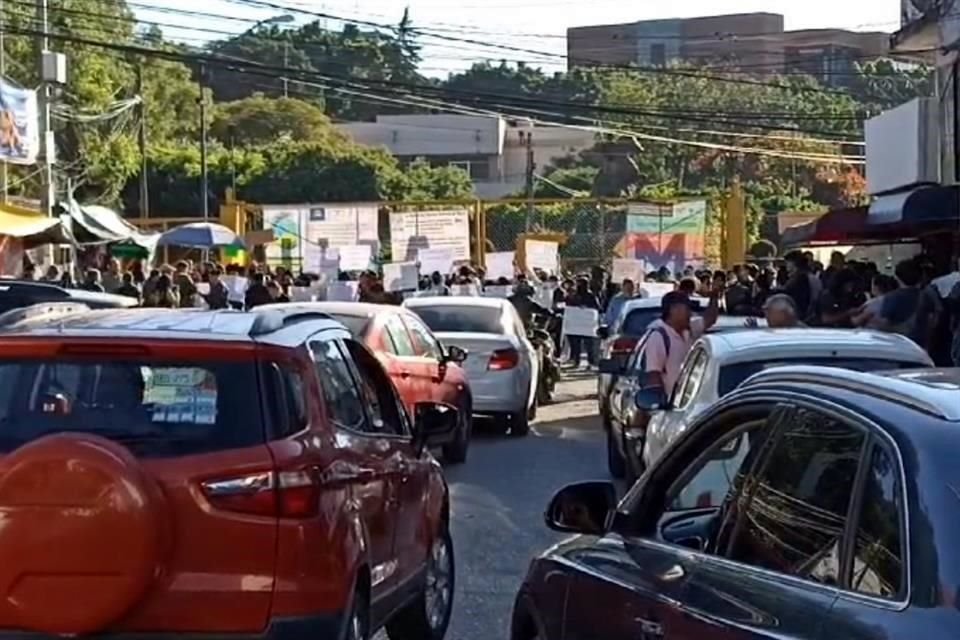 Policías intentaron diluir el tráfico, pero estudiantes los obligaron a retirarse.