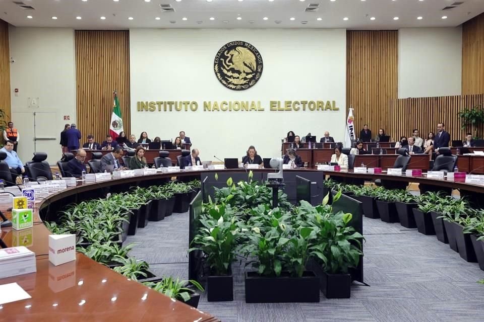 En sesión del Consejo General del INE, consejeros electorales aprobaron la ampliación de vigencia de plásticos para votar.