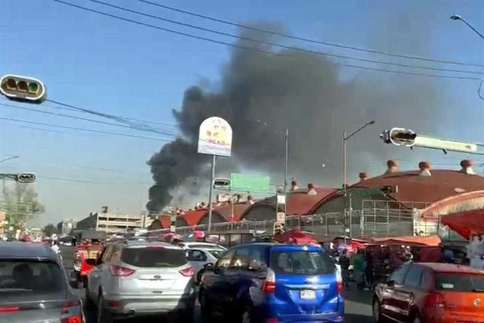 Esta tarde se registra un incendio en una bodega de zapatos en la Alcaldía Cuauhtémoc.