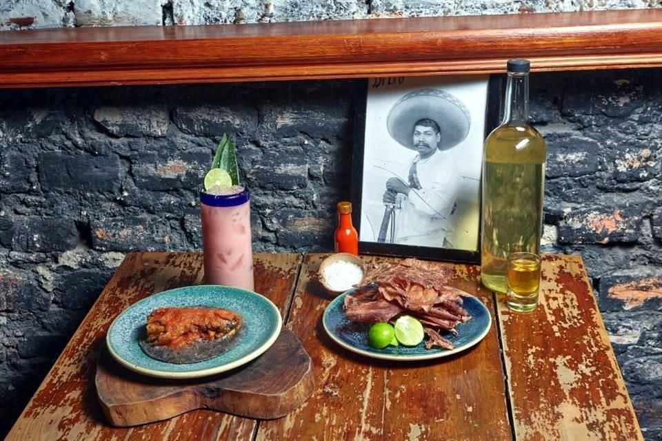 Con una estética inspirada en la Revolución y en el general Genovevo de la O, quien logró fama militar al lado de Zapata, la cantina tapatía De la O reinterpreta bebidas y platos de este periodo.