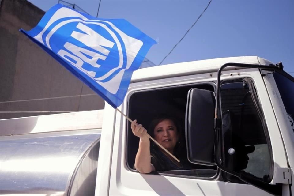 Ondeando una bandera del PAN, Xóchitl Gálvez llegó a bordo de una pipa de agua.