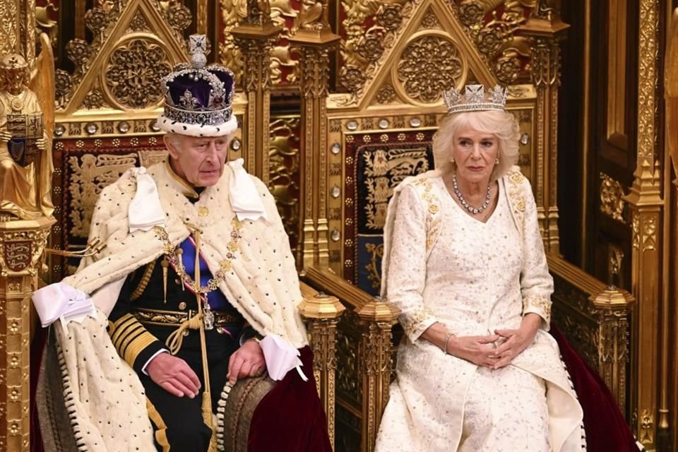 El Rey Carlos III ha tenido una tensa relación con su hijo menor por años, por lo que la llamada de felicitación por parte de Enrique es la primera plática directa de ambos desde hace tiempo.