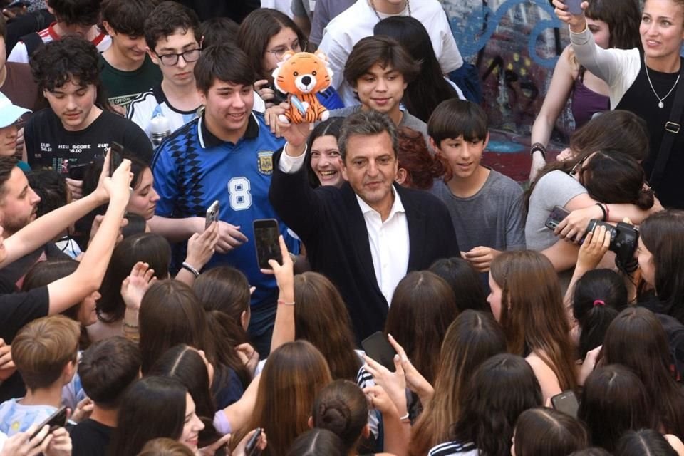 Sergio Massa durante una reunión con estudiantes de la escuela Carlos Pellegini en Buenos Aires, Argentina.