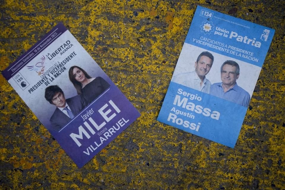 Boletas a favor de los candidatos para la Presidencia de Argentina de cara a la segunda vuelta electoral, que tendrá lugar el 19 de noviembre.