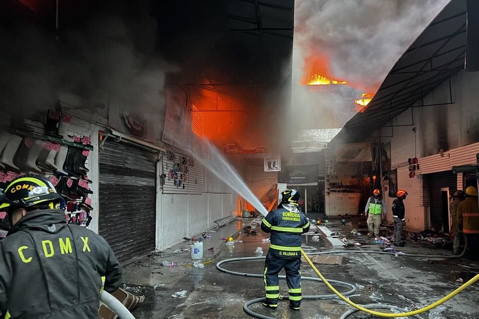 Al menos 500 personas fueron evacuadas por un incendio dentro de una bodega ubicada en el centro de la Cuauhtémoc, informaron autoridades.