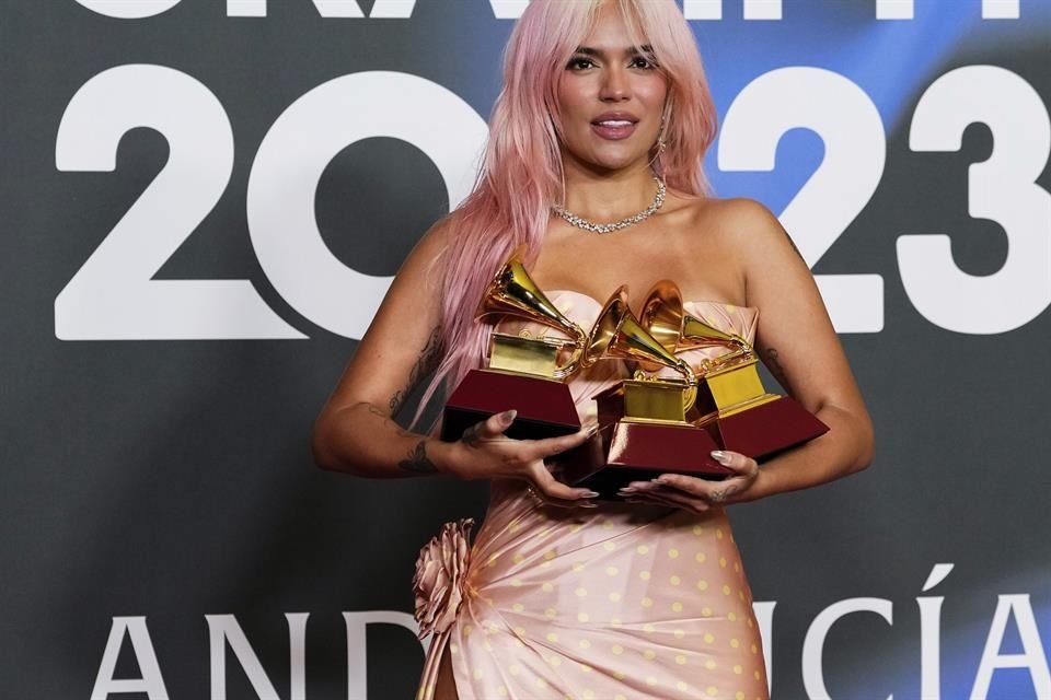 Karol G se llevó el premio a Mejor Álbum del Año por el disco 'Mañana Será Bonito' que presentará su show en el Estadio Azteca