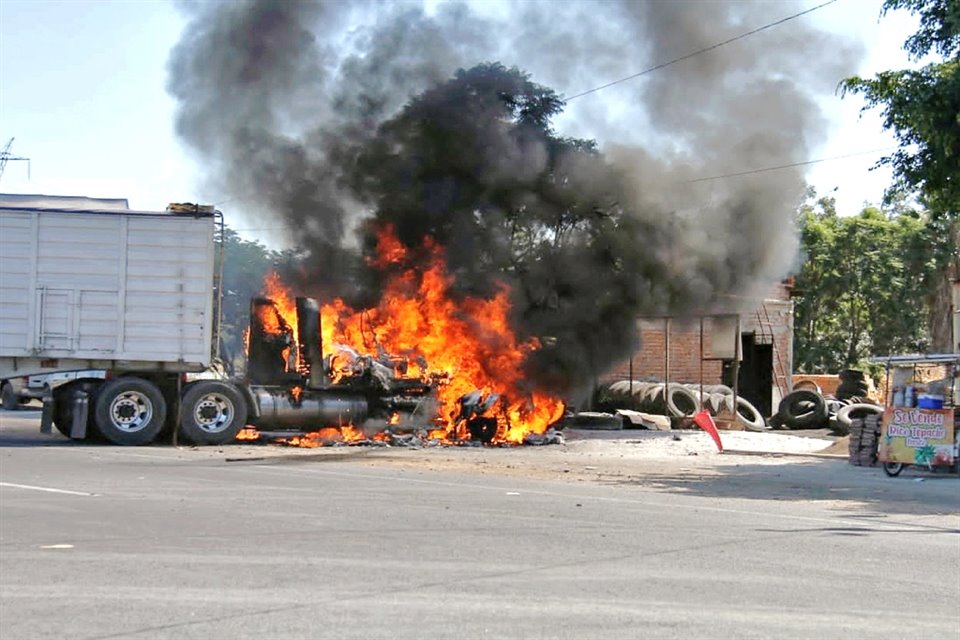 Narcobloqueos reviven pesadilla en Jalisco; delincuencia organiza ataque en Ocotlán, dejando oficial herida, bloqueos y vehículos dañados.