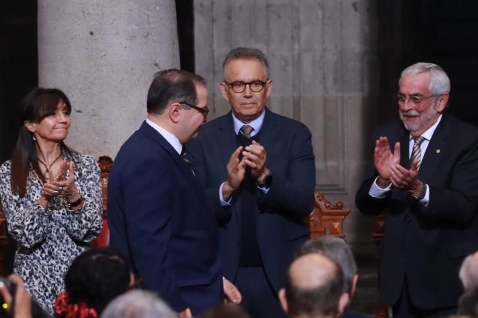 El nuevo Rector fue recibido entre ovaciones.