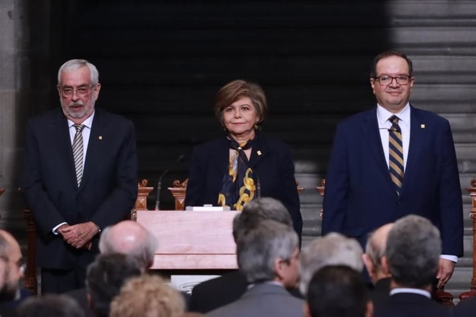 Antes de comenzar con el protocolo de investidura fue entonado el Himno Nacional.