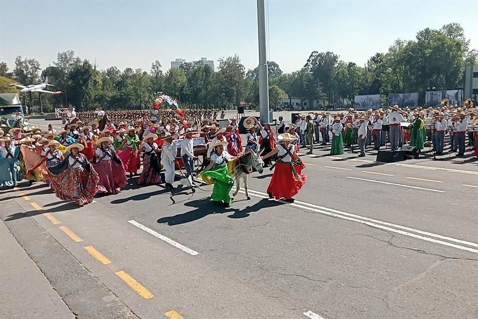 Ensayo en el Campo Militar 1 bajo la supervisión del General de División Ricardo Trevilla Trejo, Jefe del Estado Mayor Conjunto de la Secretaría de la Defensa Nacional (Sedena).